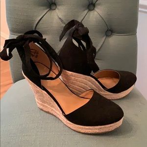 Black wedges